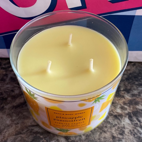 Bath & Body Works 3-Wick candles - Picture 5 of 5